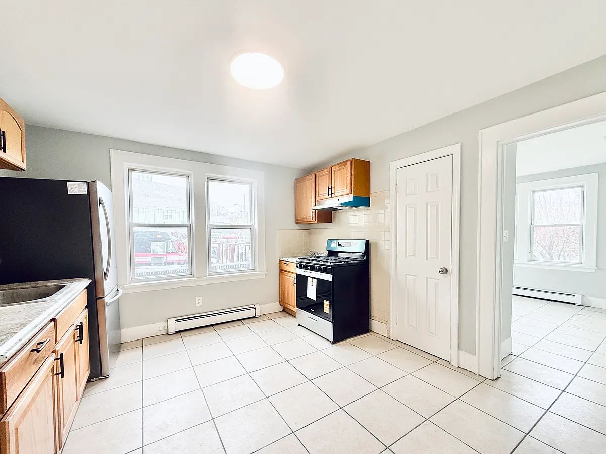 Building Photo - 52 Manor St #2