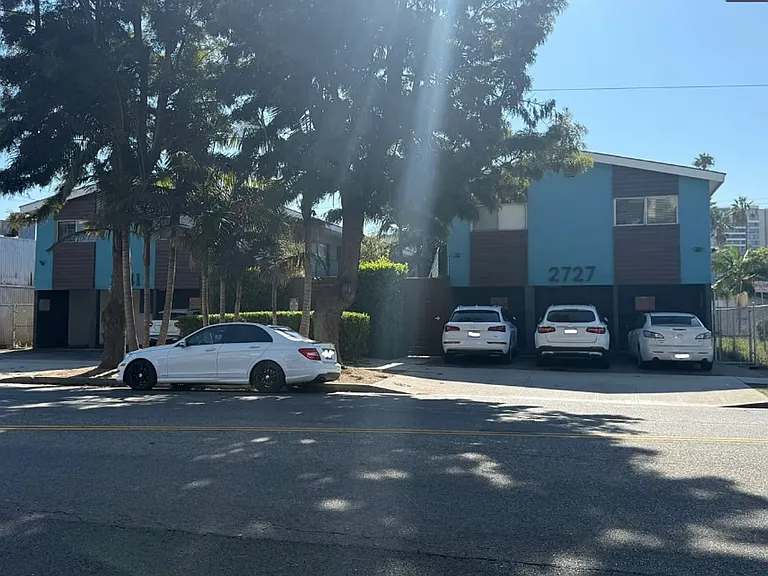 2727 Abbot Kinney Apartments, Venice CA — Photo 2