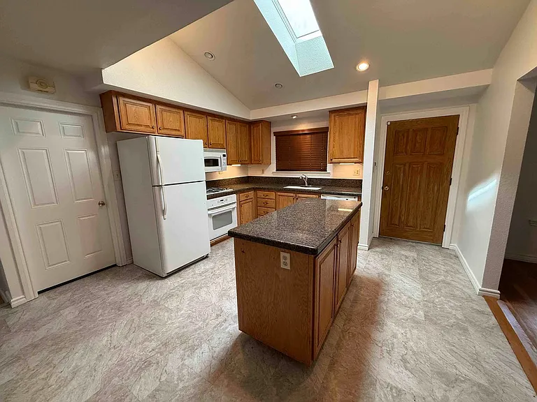 153 Waterglen Cir — Photo 3