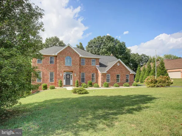2384 Castlegreen Dr, Greencastle, PA 17225