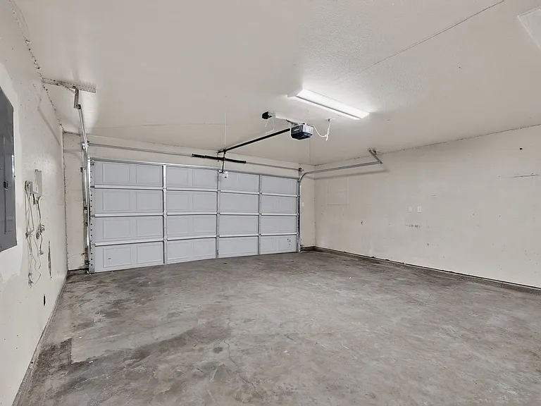 2308 Chamberlain Dr — Photo 40