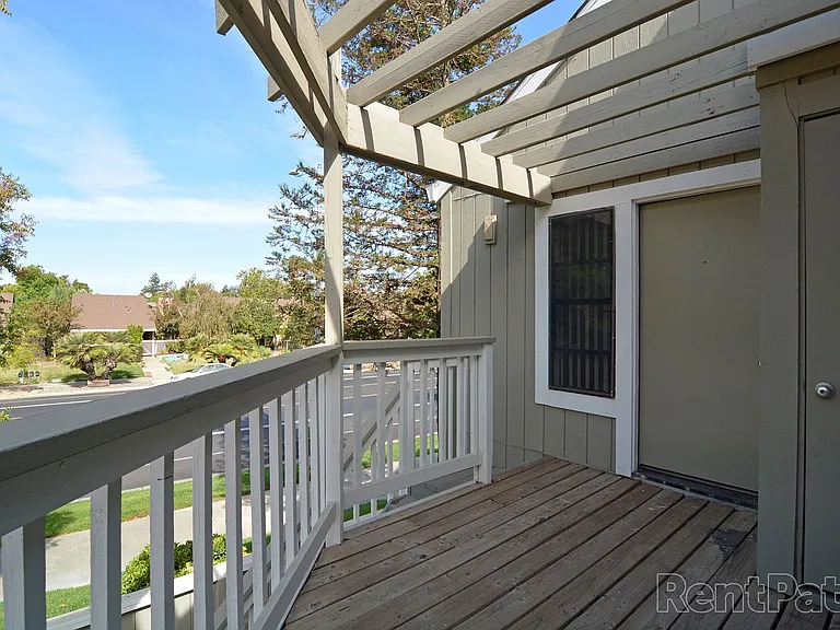 Eastlake Apartments — Photo 20