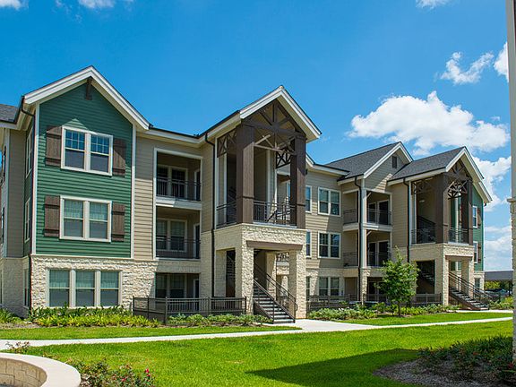 Elite 99 West apartments community photo
