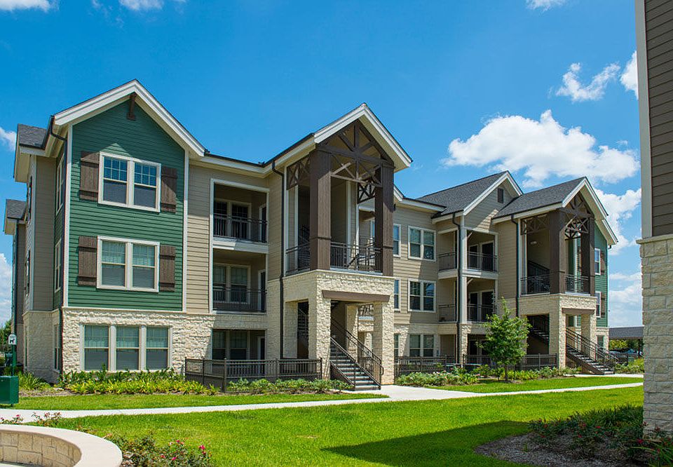 Elite 99 West apartments community photo
