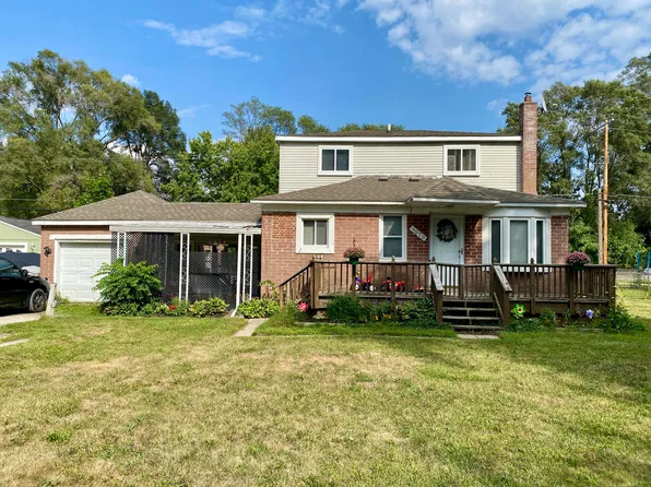 9070 Walnut Dr, Whitmore Lake, MI 48189