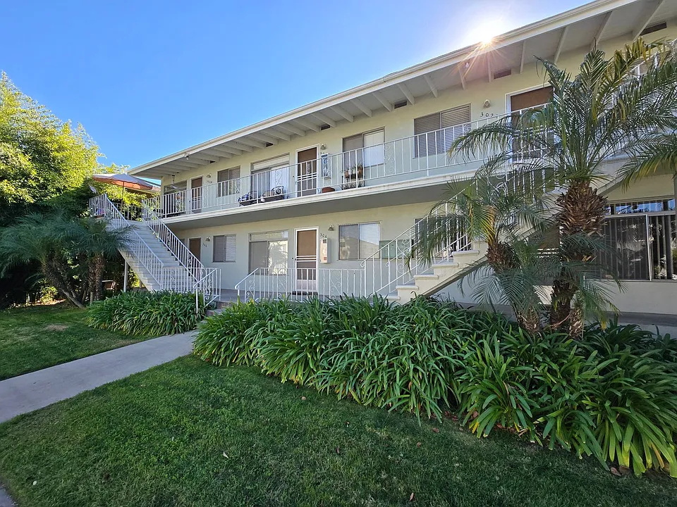 302-306 1/2 E Navilla Pl