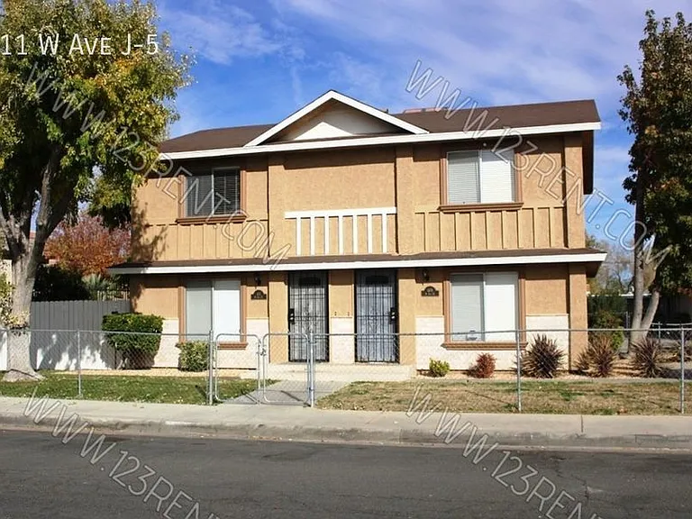 411 W Avenue J #5 — Photo 2