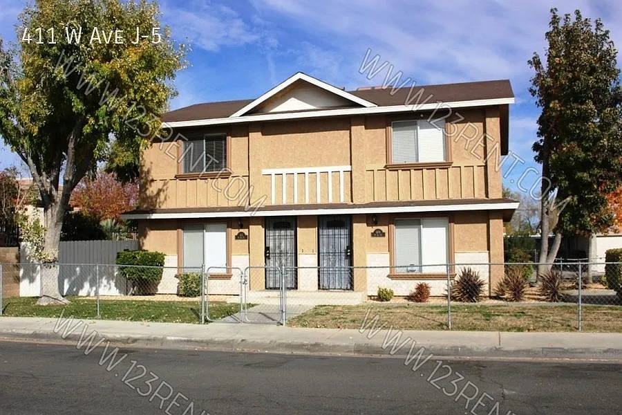 Building Photo - 411 W Avenue J #5