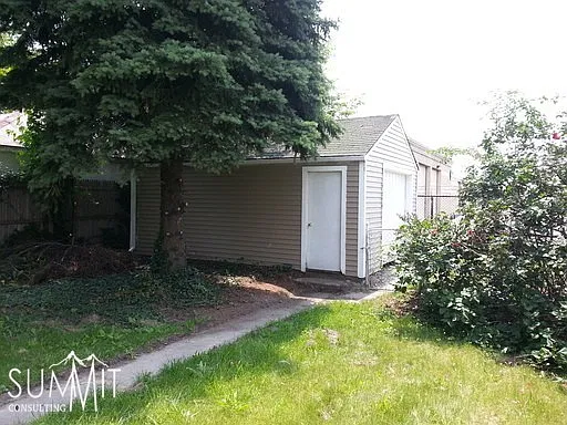 Great 2 Bedroom, 1 Bathroom Bungalow in Center line! — Photo 2
