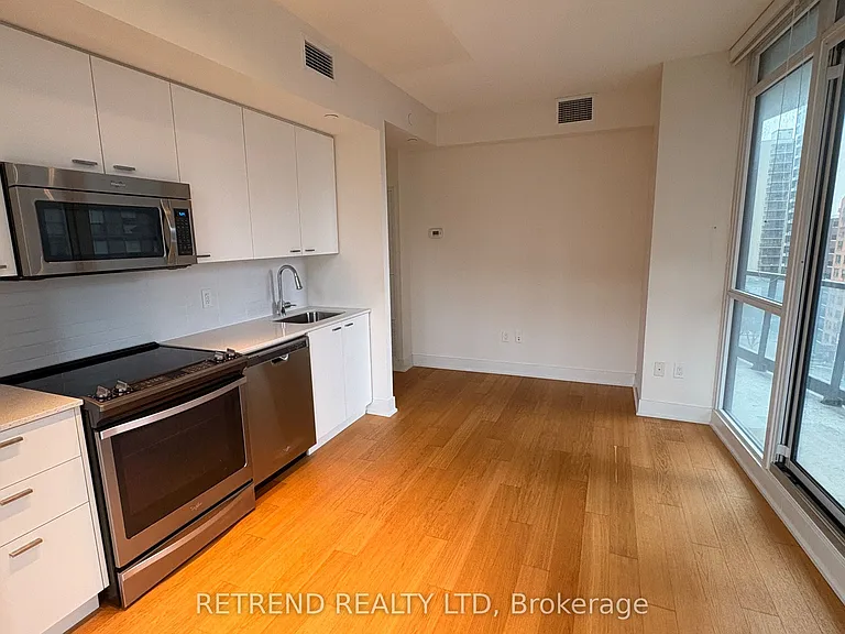 30 Roehampton Ave #802 — Photo 14