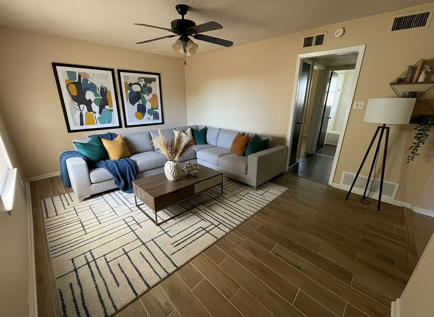 425 W Ave C — Photo 1