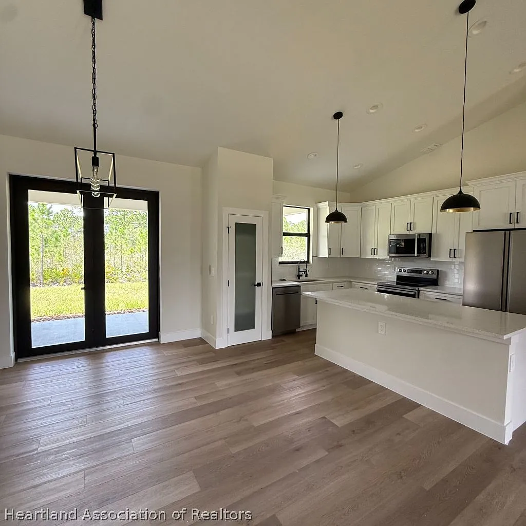 1 bed, 1.0 bath, 1300 sqft, $1,500 — Photo 4