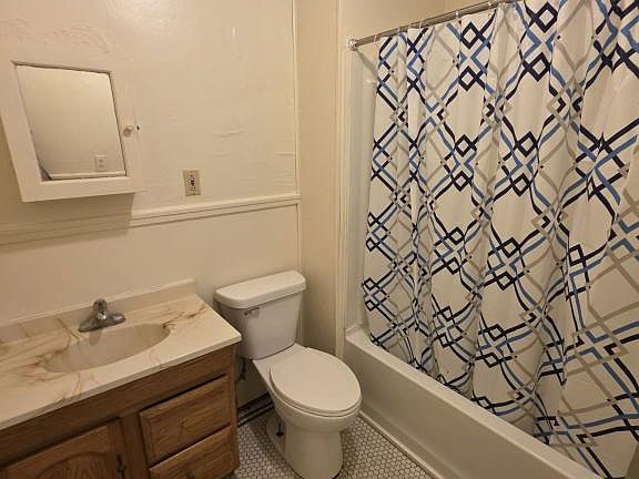 4th image of 1111 N Washington St