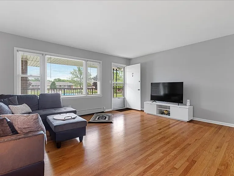 Renovated apartment with pool and parking — Photo 24