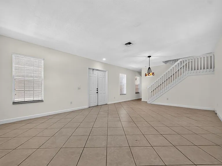 625 SW 146th Ter — Photo 9
