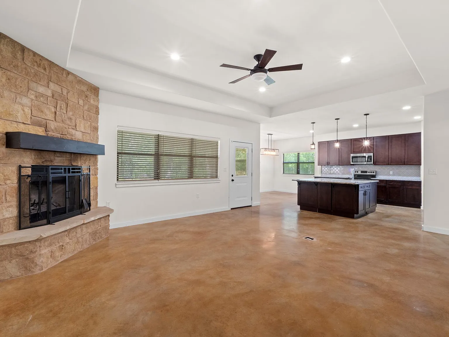 4 bed, 2.0 bath, 2014 sqft, $2,300 — Photo 3