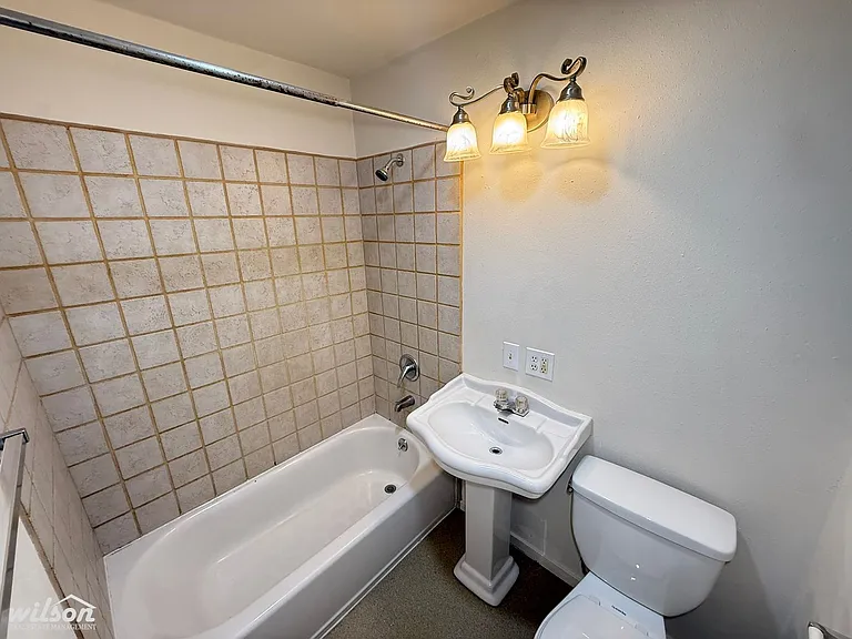 1005 S 33rd Ave — Photo 9