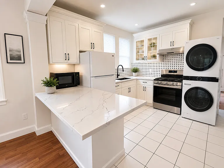 320 E 15th St #1 — Photo 1