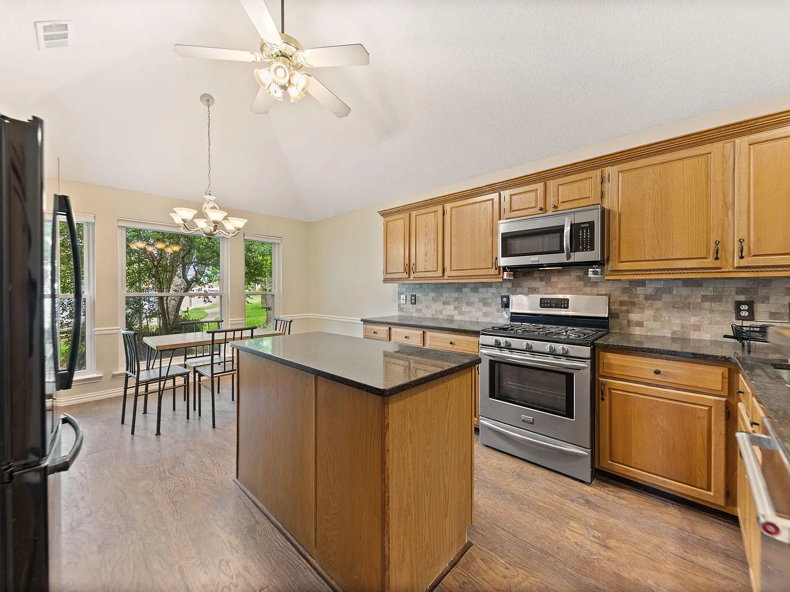 4 bed, 3.0 bath, 2405 sqft, $901 — Photo 4