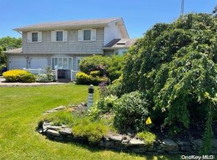 16 Chelmsford Dr, Wheatley Heights, NY 11798