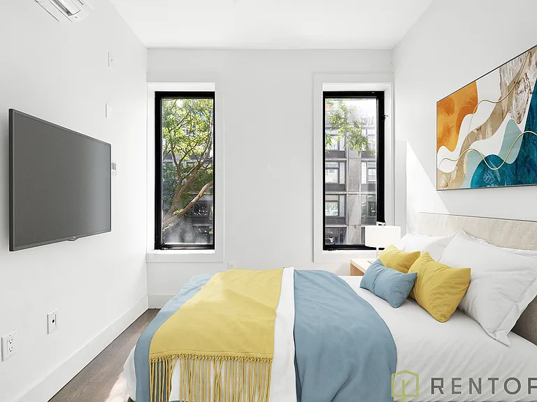 144 N 11th St #3L — Photo 3