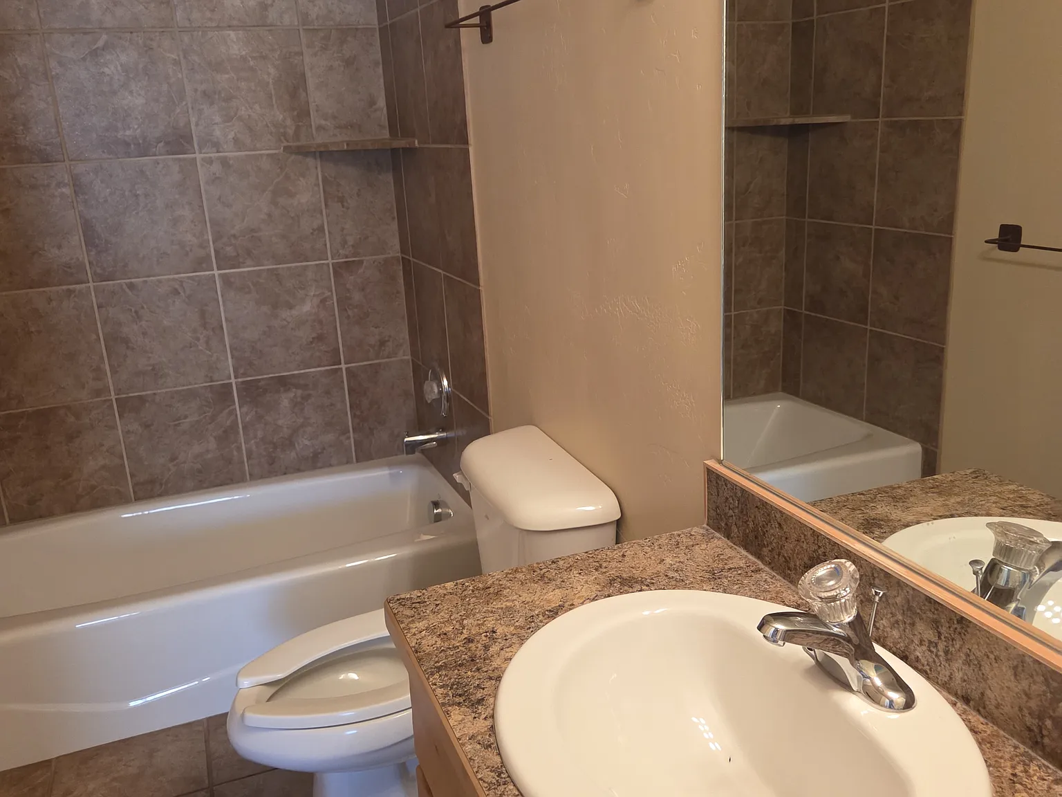 3 bed, 1573 sqft, $2,400 — Photo 4