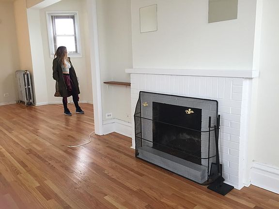 2nd image of 902 W Belmont Ave #3