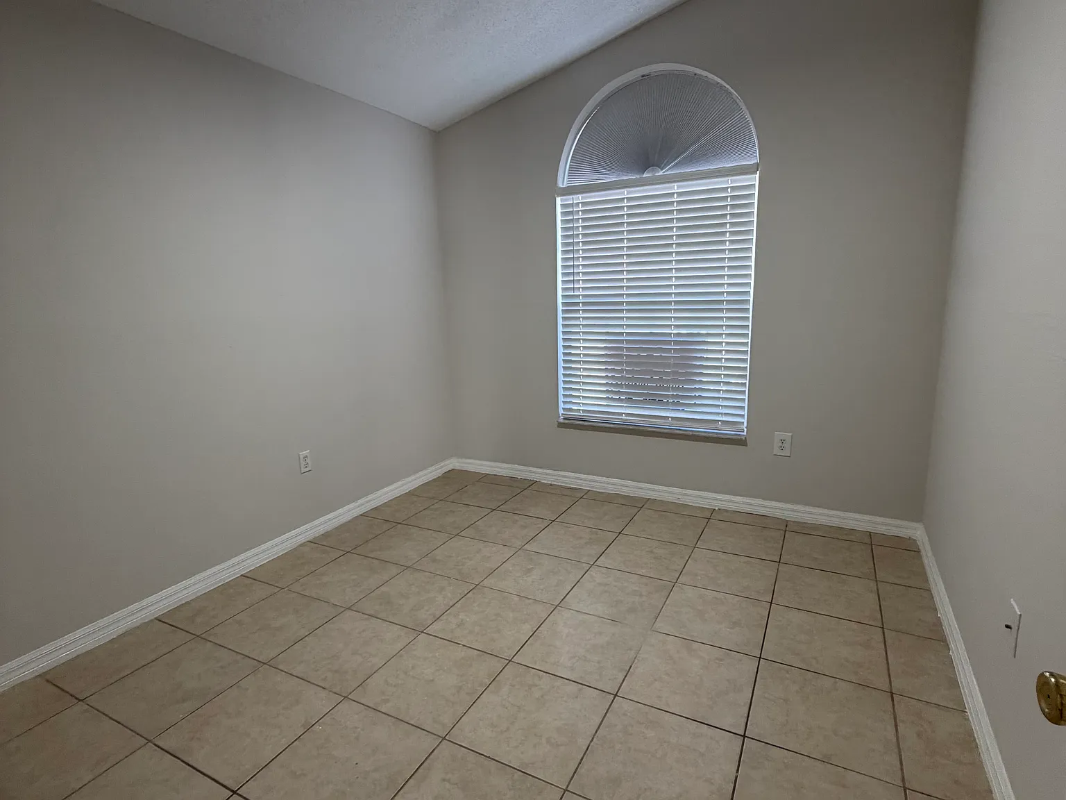3 bed, 1393 sqft, $2,100 — Photo 4