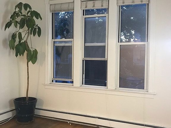 4th image of 2525 N Maplewood Ave #1