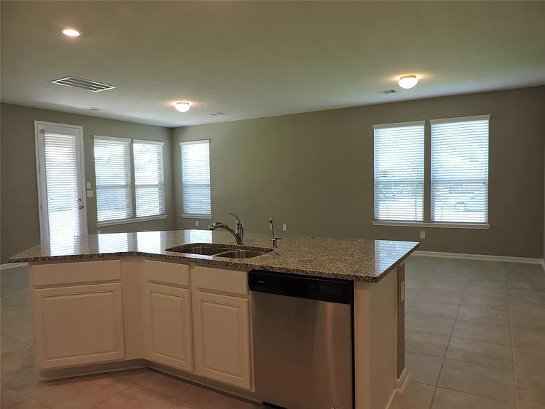 1102 Upton Ct — Photo 7