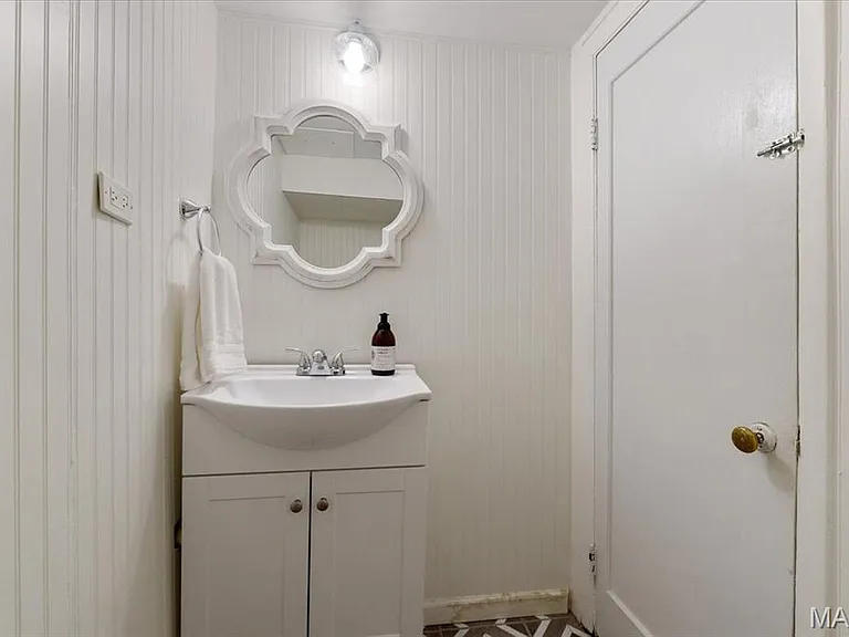 Lower level 1/2 bath.