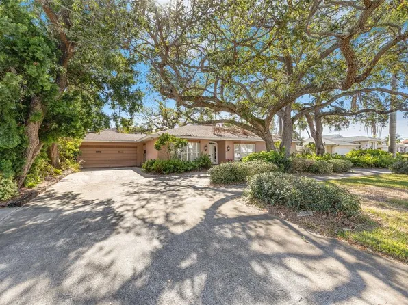 215 SNELL ISLE BOULEVARD NE, ST PETERSBURG, FL 33704