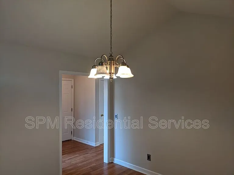 514 Foxwood Ln — Photo 8