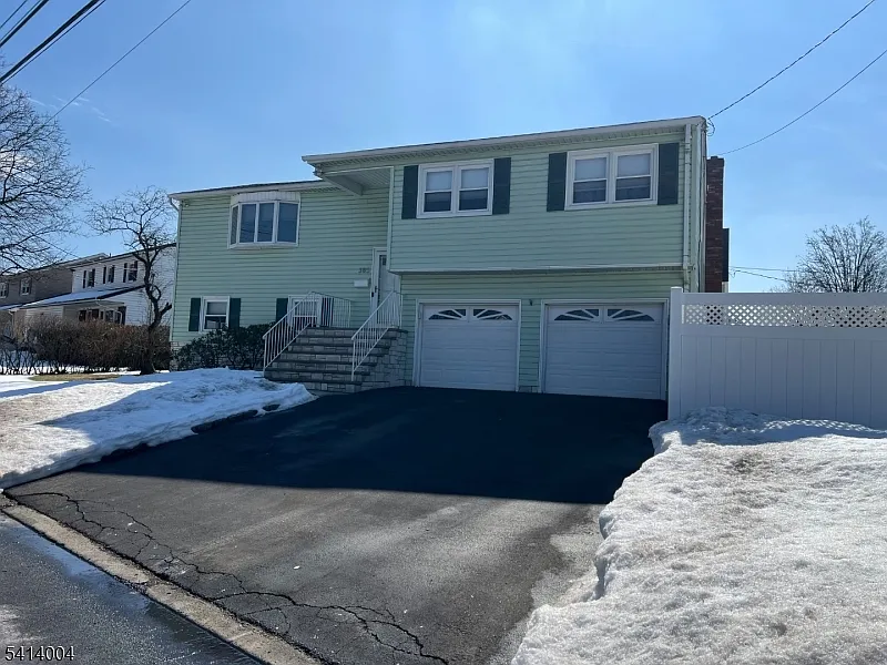 385 Colonial Ave photo 1