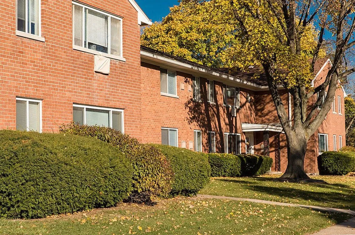 Parklane Apartments — Photo 1