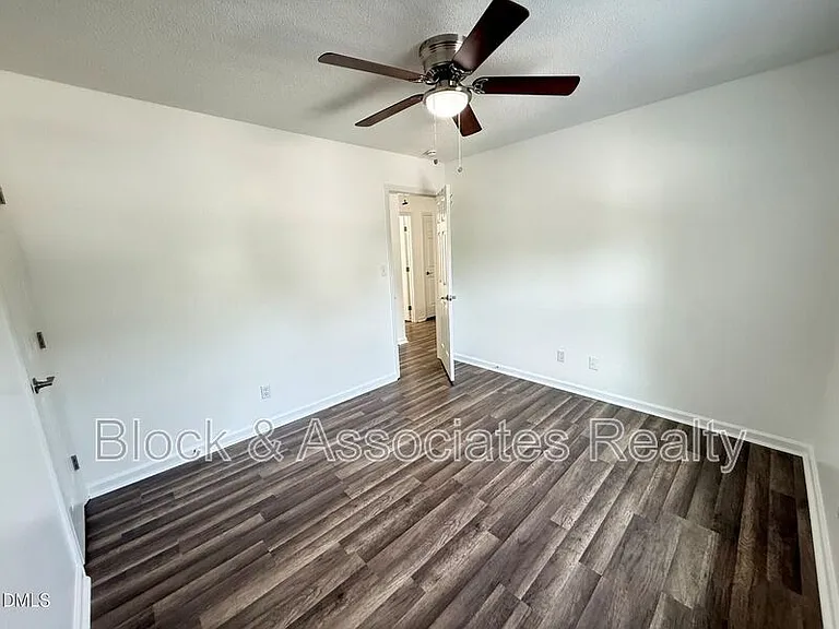 401 Holly Berry Ln — Photo 23
