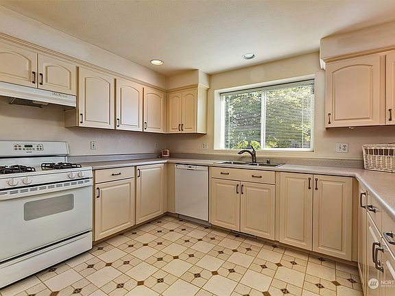 4th image of 4717 36th Avenue NE