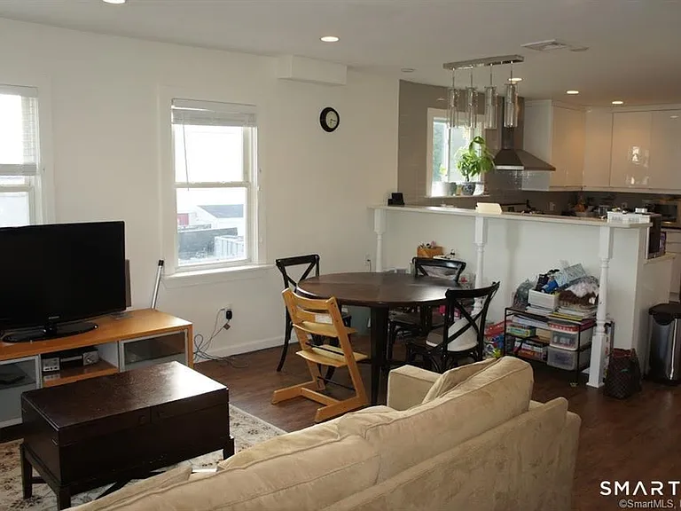 16 Manor St #B — Photo 3