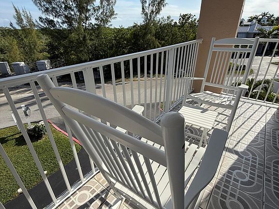 3rd image of 3930 S Roosevelt Blvd #E213