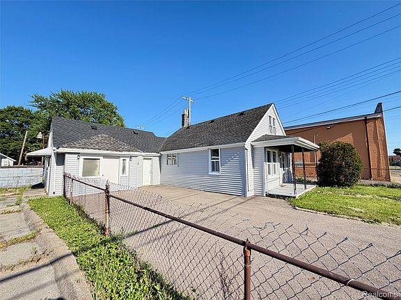 3rd image of 20730 Montrose Ave