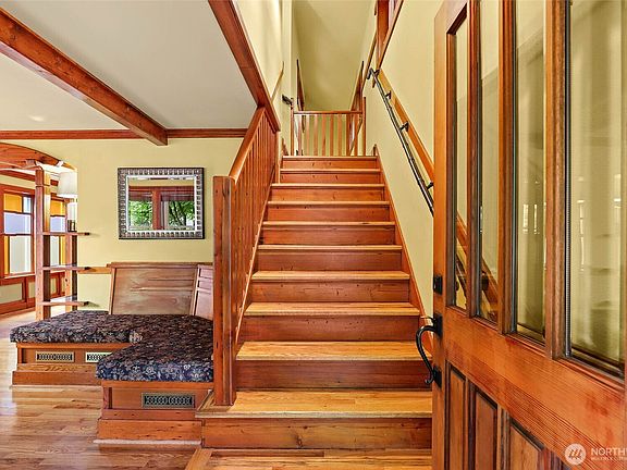 5th image of 923 Olympia Avenue NE