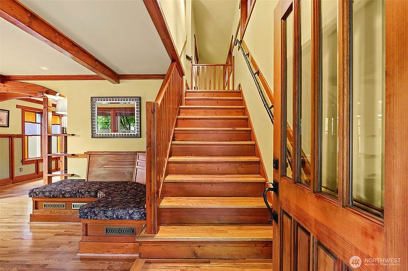 5th image of 923 Olympia Avenue NE