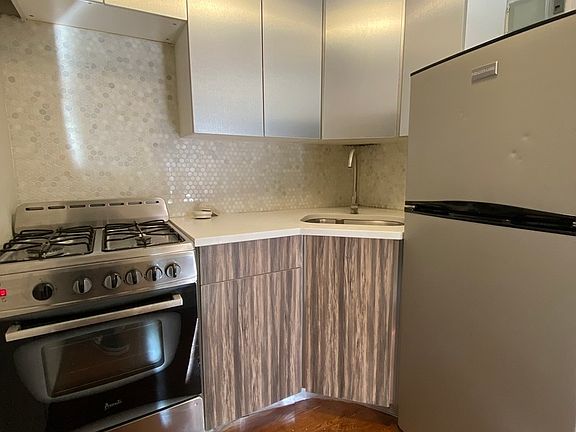 4th image of 330 Evergreen Ave #1RR
