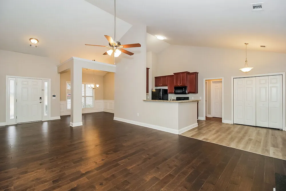 3 bed, 2.0 bath, 1650 sqft, $2,030 — Photo 4