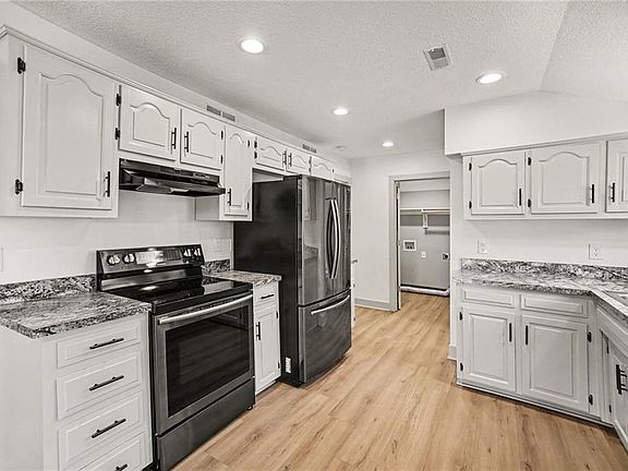 4th image of 320 Elm St