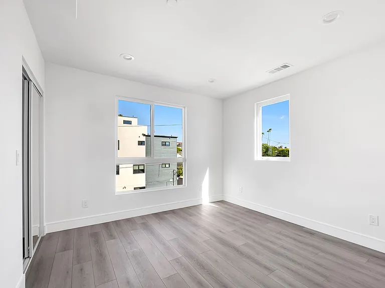 1150 W 38th St — Photo 73
