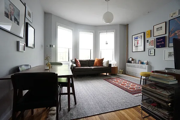 Rented by Rennit Inc. | media 21