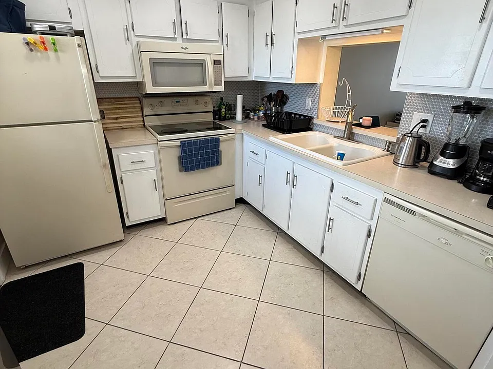 900 NE 12th Ave #708