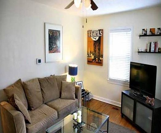 Spacious living room w/ h