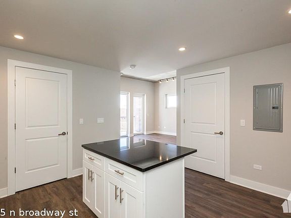 3rd image of 3835 N Broadway St #923
